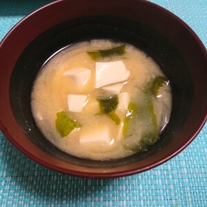 豆腐と玉ねぎとワカメのお味噌汁